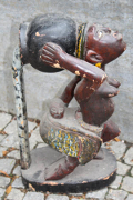 Ashanti-Figur, Frau mit Kind und Wasser