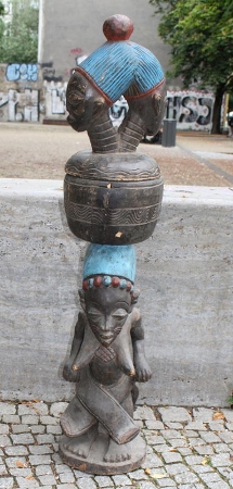 Figur mit Schale und Deckel / Figurine with bowl and lid